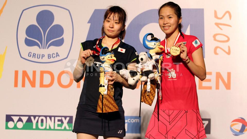 Ratchanok Intanon dan Yui Hashimoto menerima medali dan hadiah. - INDOSPORT